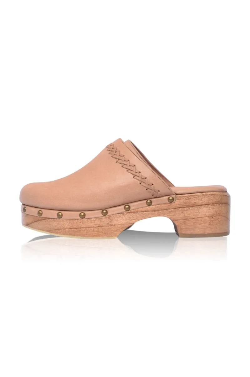 Malibu Leather Clogs in Vintage Beige