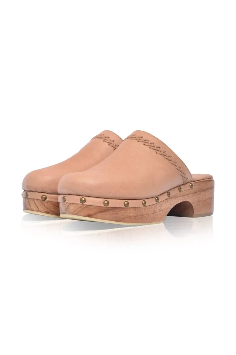 Malibu Leather Clogs in Vintage Beige