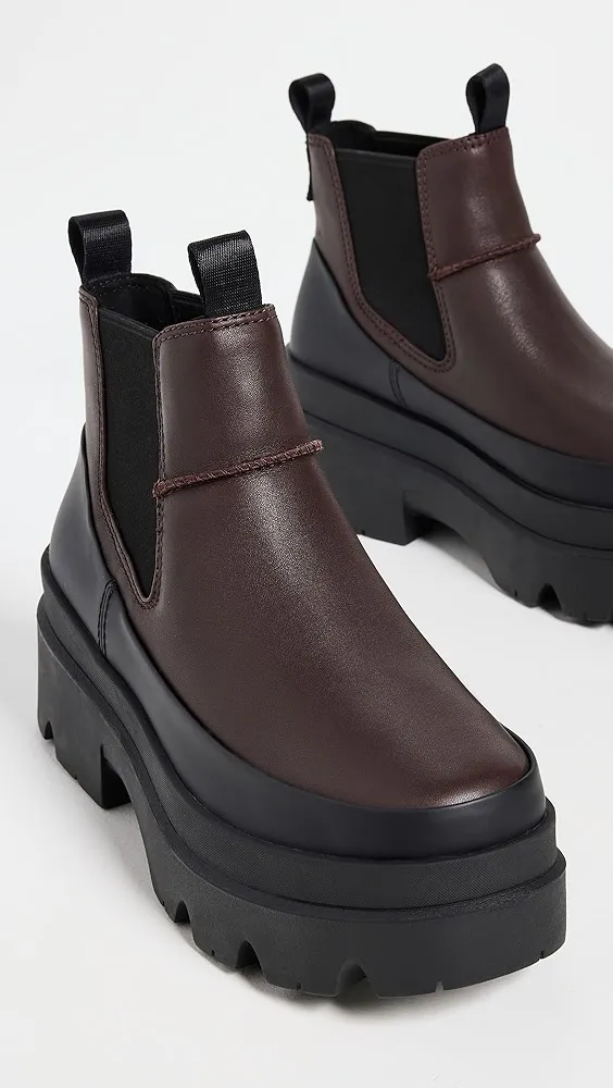 UGG   Brisbane Chelsea Boots 